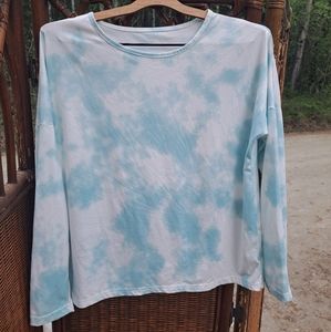 🙂3/15 Teal and white tie dyed shirt size small 🐬🐟🐳🐋